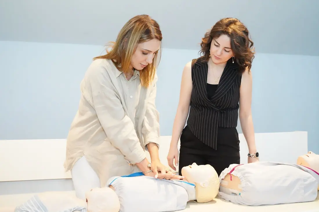 Formation SST Bordeaux, deux stagiaires sur mannequin de premiers secours