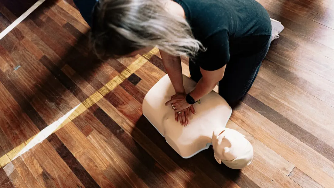 Formation SST Bordeaux, pratique sur mannequin de massage cardiaque